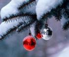 Drie kerstballen opknoping van boom