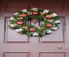 Krans van Kerstmis hing in de deuropening van een huis