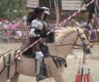 Ridder in harnas en met zijn speer klaar gemonteerd op zijn paard ook beschermd met bepantsering