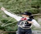 Vrouw cowboy de behandeling van de lasso