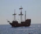 Piratenschip op de volle zee en gevouwen zeilen