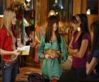 Mitchie Torres (Demi Lovato) door Tess Tyler (Meaghan Jette Martin) en Margaret