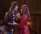 Shane (Joe Jonas) zingen samen Mitchie Torres (Demi Lovato) in Final Jam