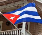 De vlag van Cuba bestaat uit vijf strepen horizontale waar twee zijn wit en drie zijn in de kleur blauw. Aan de linkerzijde van de vlag zijn een rode driehoek en een White Star. 1902