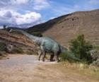 Grote lone dinosaurus in een semi-woestijn landschap