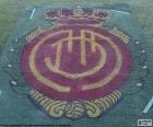 Embleem van de Real Club Deportivo Mallorca op het gazon van het stadion