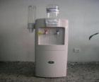 Koud water dispenser met water tank boven de dispenser kopjes