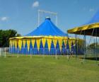 Buiten mening van een circus tent of de grote tent klaar voor de functie of prestatie