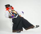Clown met volledige clown kostuum, een hoed, pruik, handschoenen, das, grote broek en grote schoenen