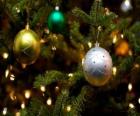 Drie kerstballen opknoping van boom