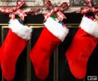 Kerst sokken met decoratie en opknoping op de muur van de schoorsteen