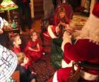 Kinderen praten met de kerstman