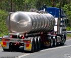 Truck met tank-roestvast staal over de weg