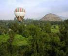 Ballon in het landschap met passagiers