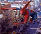 Spider Man beweegt zich in een zeer snelle en behendige wijze door de stad zelf in evenwicht met web zijn spinnenweb