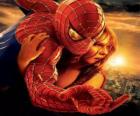 Spiderman met een jonge vrouw in zijn armen hingen van een spinnenweb door de hemel van de stad