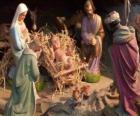 De Heilige Familie in de stal met de os en de ezel, een herder met een schaap en een koning aan hun geschenken aan Jezus
