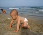 Baby kruipen op het strand