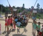 Groep van spelende kinderen in het park