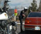Gemotoriseerde politie agent met zijn motor en legde een boete op een bestuurder
