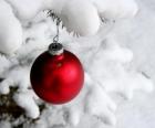 Kerstbal opknoping van boom