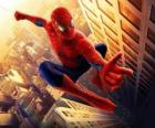 Spiderman springen tussen de gebouwen van de stad met zijn swingende spin