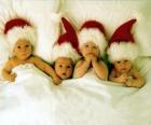 Vier baby&#39;s met Santa Claus hat