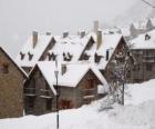 Landschap van kleine bergdorp sneeuw