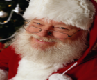 Happy Santa Claus met zijn hoed en witte baard
