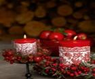 Kerst kaarsen verlicht en versierd met rode bessen