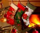 Kerst sokken met decoratie en opknoping op de muur van de schoorsteen