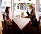 Miley Stewart (Miley Cyrus) in een restaurant met zijn vriend Travis Brody (Lucas Till)