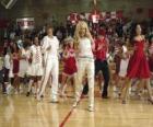 Gabriella Montez (Vanessa Hudgens) Troy Bolton (Zac Efron), Ryan Evans (Lucas Grabeel), Sharpay Evans (Ashley Tisdale) dansen en zingen