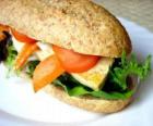 Een goede snack of sandwich met brood integraal bar met vele uiteenlopende ingrediënten