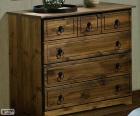 Commode met benen, borst van grote lades