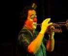 Clown trompet spelen