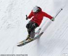 Skiër aflopende een steile helling