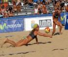 Beach Volleybal - Speler van het opslaan van een bal in de ogen van zijn metgezel