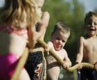 Kinderen spelen met touw trekken