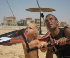 Kinderen doen vliegeren met zijn vader