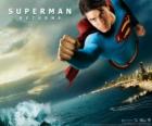 Superman vliegt door de lucht, gebalde vuisten en zijn pak met de cape