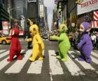 Po, Laa-Laa, Dipsy en Tinky Winky-kruising een straat