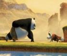 Kung Fu Panda op een van de coaches en de Fu master Shifu