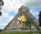 Maya de Bij in de voorkant van een Maya-tempel