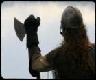 Viking kijken gewapend met een bijl