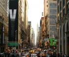 Een straat in de stad New York met hoge gebouwen en wolkenkrabbers