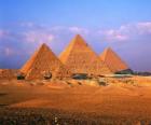 De Grote Piramide van Gizeh in het centrum samen met twee andere belangrijke piramides van Gizeh Necropolis het complex aan de rand van Caïro, Egypte