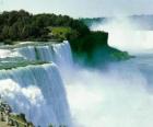 Niagarawatervallen, volumineuze watervallen op de grens tussen Canada en de VS