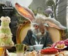 March Hare, is beroemd om het gooien door de lucht theepotten en andere voorwerpen