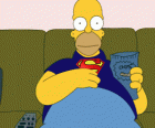 Homer Simpson op de bank thuis eten chips